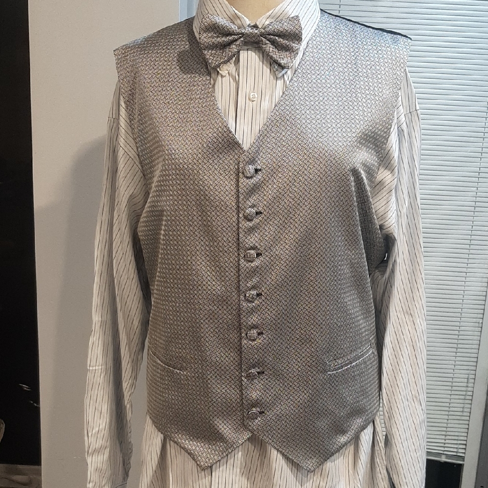 100% Italian Silk Men's Gray Vest and Bow Tie Set